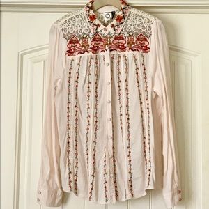 ✨Anthropologie Akemi + Kin embroidered button down